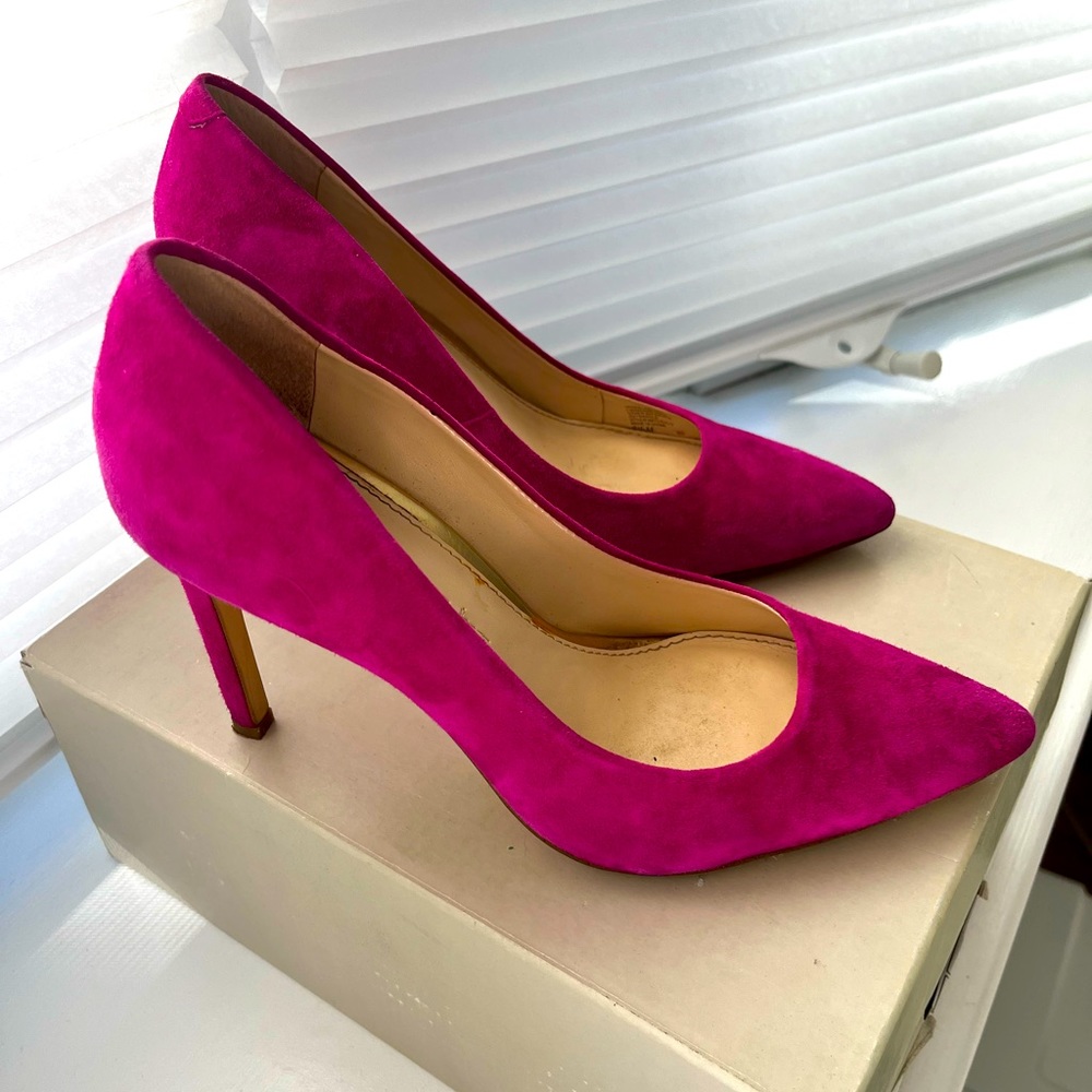 6.5 Banana Republic Fuchsia Suede Pumps